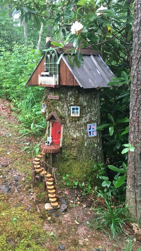 Tree Stump Decor, Tre Kunst, Fairy Tree Houses, Fairy House Diy, Fairy Garden Crafts, Fairy Garden Designs, Fairy Tree, Gnome House, Fairy Garden Houses