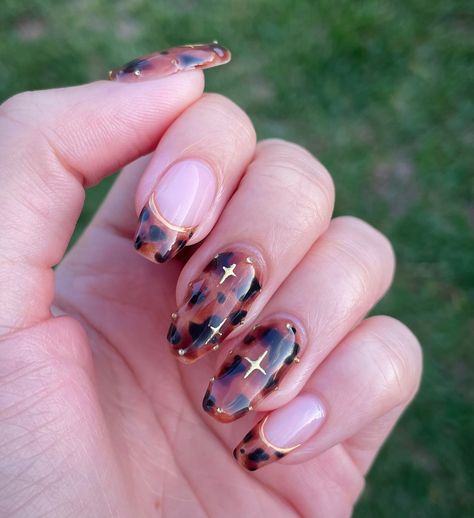 "Tortoiseshell inspired gold chrome gel press on nails.  Hello and welcome to my shop!  I hope that you can find something that brings you joy here! I look forward to creating beautiful nails that fit your style!  🤎🐢MATERIALS   Gel Tips with gel nail polish painted on top! 🤎🐢HOW LONG THEY LAST  Adhesive Stickies: lasts up to 1 week (do not touch water for 3 hours after applying) Nail Glue: lasts anywhere between 2-3 weeks  Each nail set can be reused multiple times if properly cared for! 🤎🐢CUSTOM SIZES  I highly encourage custom nail sizes in order to ensure that each customer gets their perfect fit!  To type in your custom size, choose \"CUSTOM SIZE\" in the sizes options, and then click the \"add personalization\" box. Then measure each of your nail beds in millimeters to get your Tortoise Shell Nails With Gold Foil, Tortoise And Gold Nails, Tortoise Shell And Gold Nails, Leopard Pumpkin Nails, Fall Medium Nails, Brown Gel X Nails, Tweed Nail Art, Turtle Shell Nails, Tortishell Nails Design