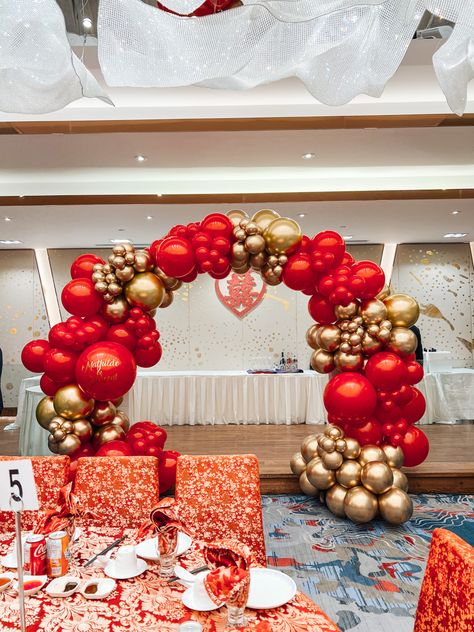 Red and gold balloon arch for New Year’s Eve wedding Lunar New Year Balloon Garland, Red And Gold Balloons Decoration, Red And Gold Balloon Arch, Red And Gold Balloons, Red Balloon Arch, Red Balloon Garland, Decor For Events, Gold Balloons Decorations, Valentines Dance