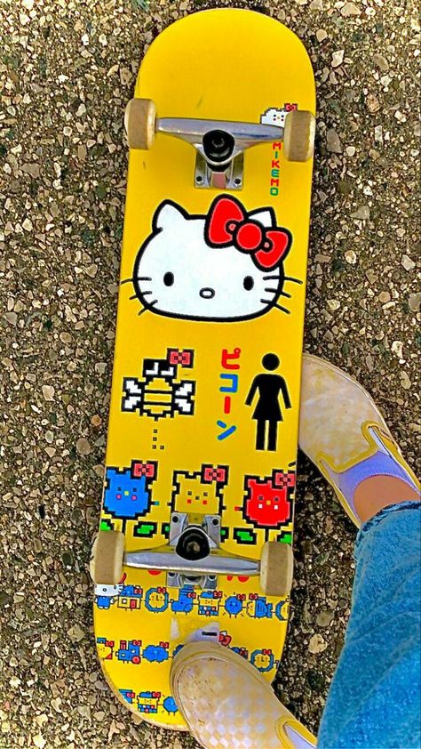 #hellokitty #parati Skateboard Deck Ideas, Skateboard Art Design Ideas, Skateboard Ideas, Skateboard Designs, Skate Aesthetic, Skateboarding Tricks, Skateboard Aesthetic, Skateboard Deck Art, Skateboard Art Design