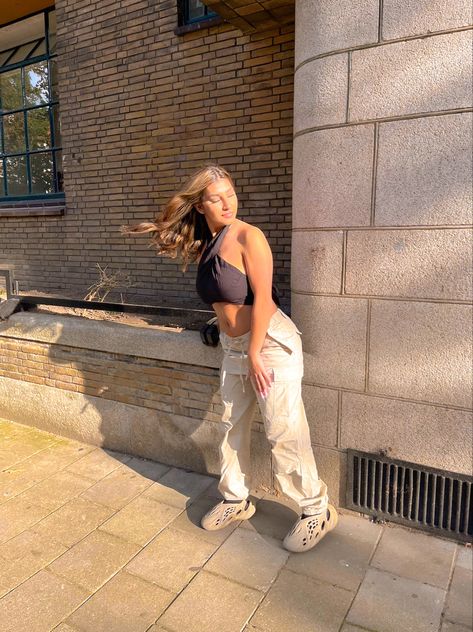 #streetwear #minimalist #ootd #fashion #foamrunner #yeezy #stonesage #croptop #amsterdam #cargopants #outfit #y2k Foamrunner Fits, Minimalist Ootd, Streetwear Minimalist, Ootd Fashion, Cargo Pants, Amsterdam, Outfit Ideas, Ootd, Street Wear