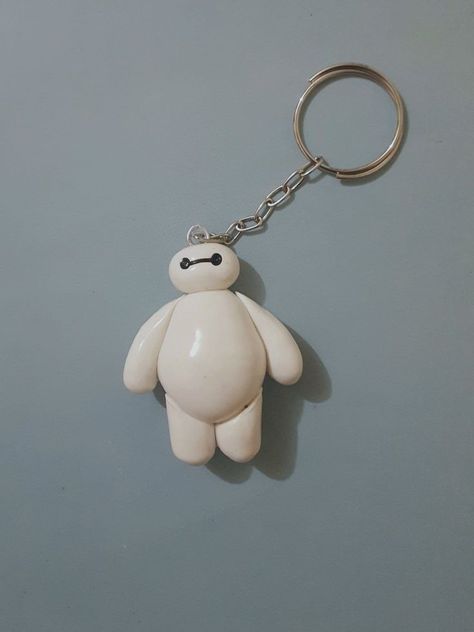 Baymax Clay Diy, Baymax Polymer Clay, How To Make Clay Keychains, Anime Clay Crafts, Clay Keychain Ideas Aesthetic, Clay Keychain Aesthetic, Baymax Clay, Clay Ideas Keychain, Anime Clay Charms