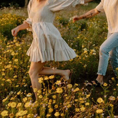 Couple's running through flower field Southern California Couple's / Engagement Photographer Cottagecore Aesthetic Couple, Engagement Pictures With Flowers, Engagement Shoot Flowers, Couples Flowers Photography, Couple Spring Aesthetic, Styled Couples Photoshoot, Flower Field Engagement Photoshoot, Couples Flowers Aesthetic, Running Engagement Photos