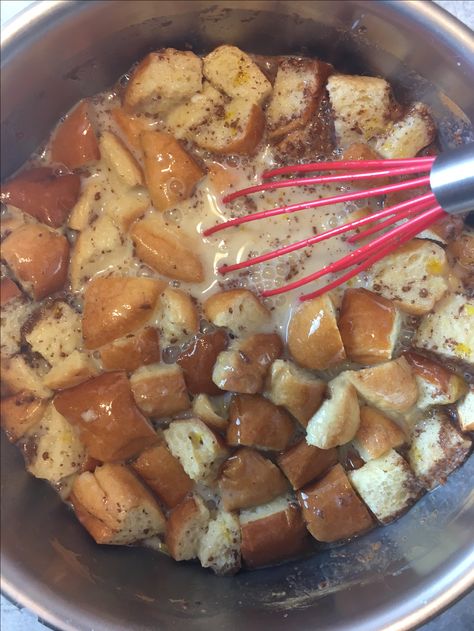 Brioche Bread Pudding with Caramel Sauce Bread Pudding With Caramel Sauce, Brioche Bread Pudding, Caramel Bread Pudding, Caramel Bread, Caramel Dipping Sauce, Brown Sugar Caramel, Brioche Recipe, Vanilla Sauce, Brioche Bread