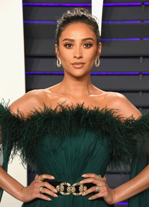 Shay Mitchell Photoshoot, Shay Mitchell Makeup, Black Tie Makeup, Dark Green Gown, Green Dress Makeup, Vanity Fair Party, Finger Wave Hair, Best Bronzer, Dark Green Dress