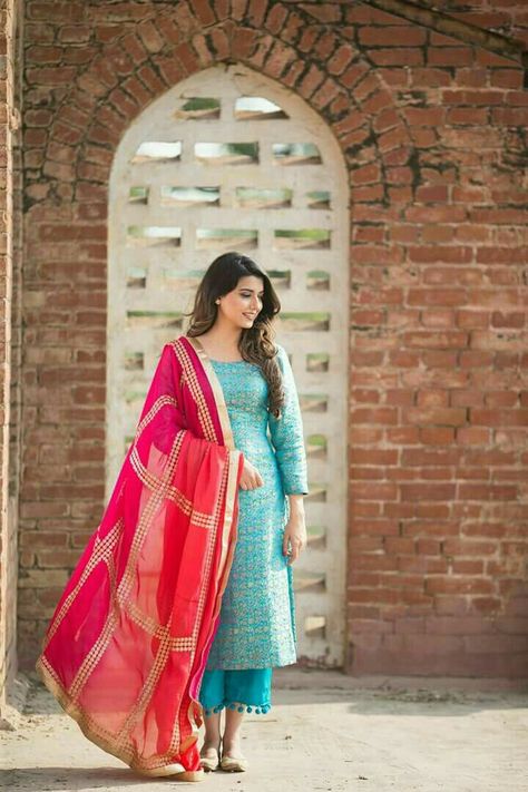 Contrast Salwar Kameez Suits, Pink Dupatta Color Combinations, Dia Mirza, Punjabi Outfits, Indian Designer Suits, Miroslava Duma, Salwar Designs, Salwar Kamiz, Kurti Designs Party Wear