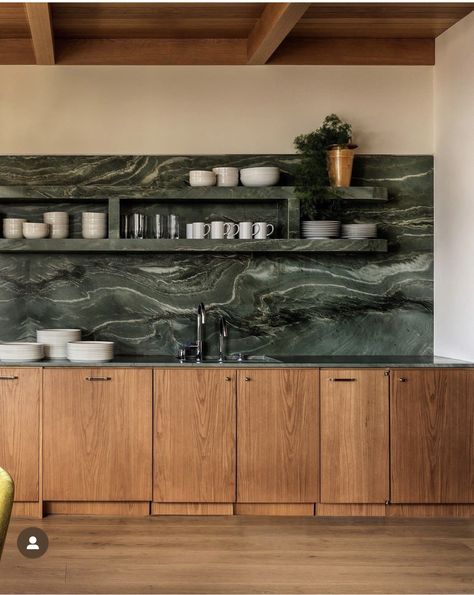 Studio Architecture, Apartment Kitchen, Green Marble, Green Kitchen, Home Design Decor, Architecture Interior Design, Kitchen Colors, Residential Design, Architecture Interior