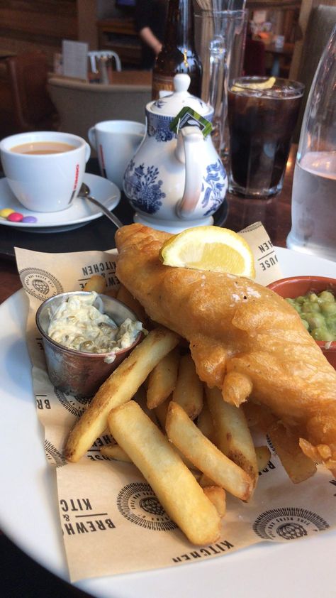 Food In England, British Food Aethstetic, Tea Food Recipes, Fish And Chips Aesthetic, Fish And Chips London, English Restaurant, English Fish And Chips, Fish And Chips Recipe, Fish And Chips Restaurant