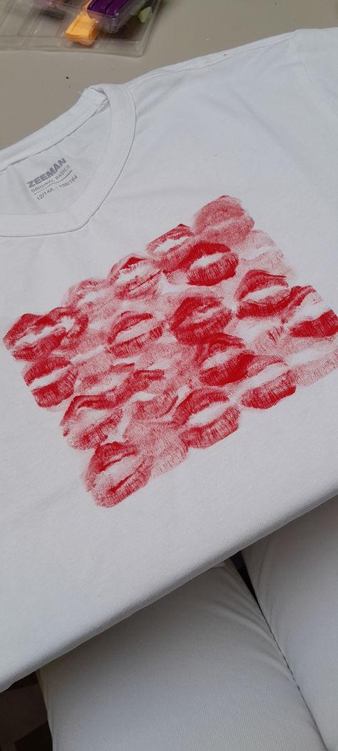 Kiss Print Shirt, Kiss Shirt For Boyfriend, Lipstick Shirt, Kisses Shirt, Creative Gifts For Boyfriend, Cool Outfits For Men, Red Lipstick, T Shirt Diy, White T