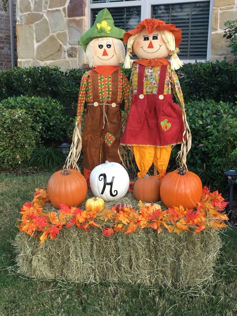 Diy Projects For Fall, Scarecrow Decorations, Fall Yard Decor, Outdoor Fall Decor Ideas, Fall Pumpkin Decor, Fall Front Porch Decor, Fall Thanksgiving Decor, Fall Deco, Hay Bales