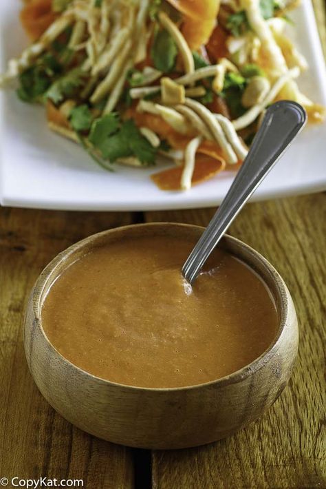 Recreate Benihana Ginger Salad Dressing at home with this easy copycat recipe. #saladdressing #ginger #salad #copycat Hibachi Salad, Benihana Salad, Ginger Salad Dressing, Asian Salad Dressing, Ginger Salad, Ginger Salad Dressings, Dressing Salad, Japanese Steakhouse, Salad Dressing Recipes Homemade