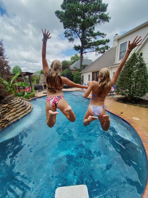 Florida Pool Aesthetic, Swimming Pool Outfit Ideas Summer, Pool Day Inspo Pics, Pool Photo Shoot Ideas, Preppy Pool Pics, Preppy Pool Day, Aesthetic Pool Pics With Friends, Summer Friend Pics, Pool Pics To Recreate