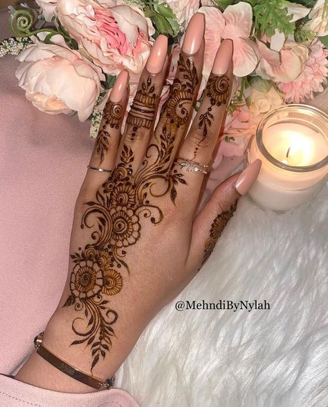 Henna 2023, Tattoo Designs Henna, Henna Tattoo Design, New Henna Designs, Indian Henna Designs, Henna Designs Back, Arabic Designs, Cute Henna Designs, Tattoos Henna