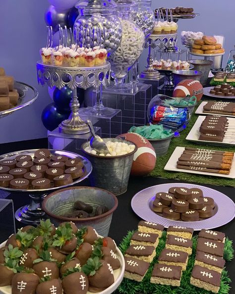 Football Banquet 🏈by Sweet Tooth Candy Buffets // Opulent Treasures Antique Silver Crown Cake Stands #football… Football Dessert Table, Football Party Desserts, Football Dinner, Football Desserts, Football Candy, Football Treats, Hs Football, Football Banquet, First Birthday Cupcakes