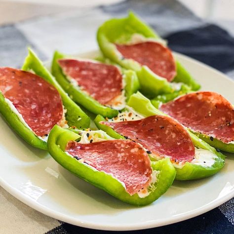 Janelle Rohner on Instagram: “Snack attack! 1 green bell pepper, 2 tbsp cream cheese, 3 slices of salami! Topped with everything bagel seasoning 💚👩🏼‍🍳   Macros: 5g Net…” Janelle Rohner, Cheese Snack, Everything Bagel Seasoning, Healthy Lunch Snacks, Bagel Seasoning, Green Bell Pepper, Easy Healthy Meal Prep, Healthy Food Dishes, Snack Attack