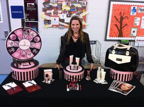 great idea for a booth! Vendor Table Ideas, Mary Kay Display, Mary Kay Open House, Mary Kay Office, Mary Kay Inspiration, Booth Setup, Mary Kay Gifts, Vendor Table, Selling Mary Kay