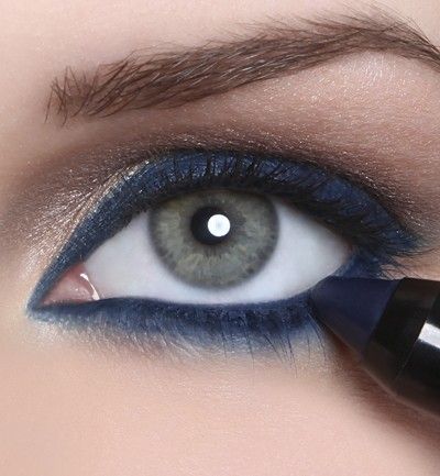 Navy Eye Makeup, Navy Blue Eyeliner, Make Up Yeux, Make Up Gold, How To Do Eyeliner, Blue Eyeliner, Dr Hauschka, Smokey Eyes, Hooded Eyes