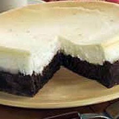 PREHEAT oven to 350°F. Prepare brownie batter as directed on package; pour into greased spring-form pan. Bake until top of brownie is shiny and center ... Brownie Bottom Cheesecake Recipes, Brownie Bottom Cheesecake Recipe, Brownie Bottom Cheesecake, Cheesecake Desserts Recipes, Stick Butter, Tasty Snacks, Dessert Aux Fruits, Cheesecake Desserts, Cheesecake Brownies