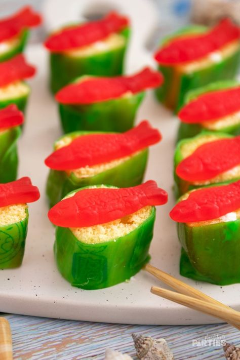 Rice Crispy Sushi Rolls, Fruit Roll Up Sushi, Desert Sushi Recipes, Rice Krispie Sushi Rolls, Unique Party Snacks, Dessert Sushi Recipes, Healthy Mermaid Snacks, Rice Krispie Sushi, Fruit Sushi For Kids