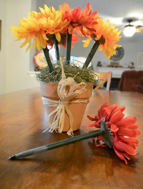 Easy DIY Flower Pens - Petals, Pies and Otherwise Diy Flower Pens, Diy Crafts Flowers, Garden Diy Decoration Ideas, Flower Pens, Pinterest Crafts, Pen Diy, Diy Flower Pots, Flower Pot Holder, Floral Tape