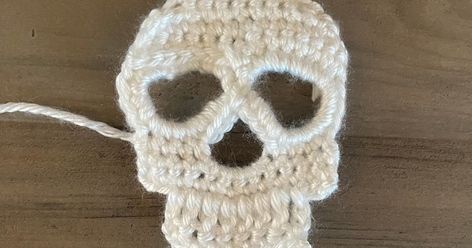 Crochet patterns Crochet Skull And Crossbones Applique, Crochet Skull Applique, Skull Crochet Pattern Free, Skeleton Crochet, Skull Applique, Crochet Skull Patterns, Macrame Crafts, Mug Rug Tutorial, Crochet Skull