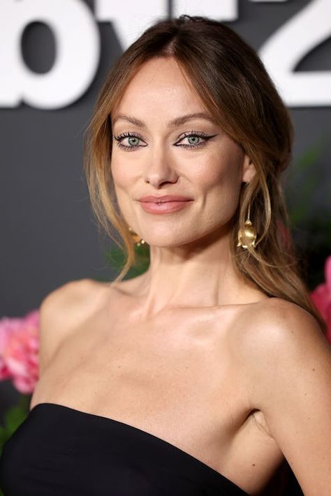 Olivia Wilde's 'French Girl' Bangs Totally Transform Her Entire Look Olivia Wilde Hair, Graphic Eyes, Silk Prom Dress, Pretty Toe Nails, Celebrity Hair Stylist, Olivia Wilde, Gold Hair, First Week, Fresh Look