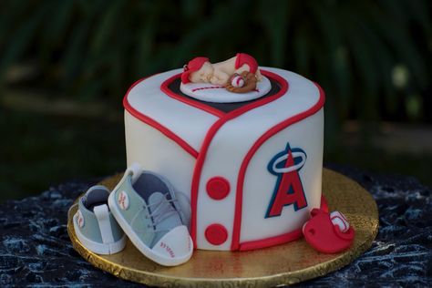 Baseball baby cake Baseball Baby Shower Cake, Gold Baby Shower Cake, Sports Themed Cakes, Baseball Theme Birthday, Baseball Baby Shower Theme, Sports Baby Shower Theme, Baby Shower Table Centerpieces, Trendy Baby Shower Themes, Baseball Theme Party