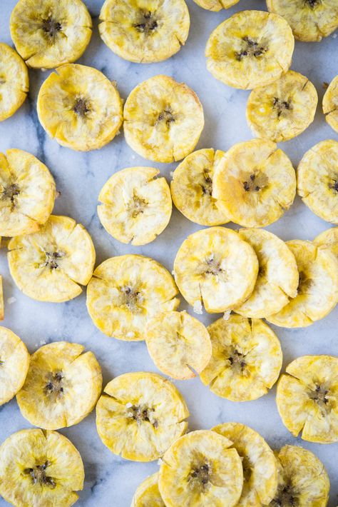 Banana Chips In Oven, Healthy Chips Recipe, Dehydrated Banana Chips, Banana Chips Recipe, Baked Plantain Chips, Baked Plantains, Fed And Fit, Paleo Appetizers, Veggie Chips