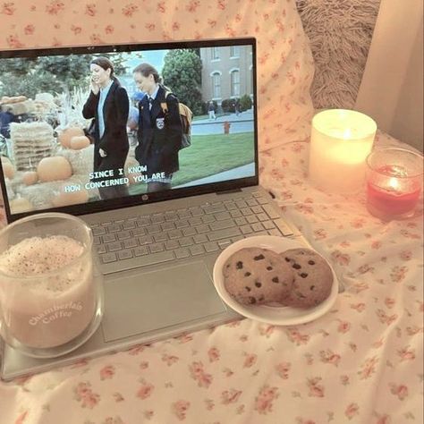 Fall Cozy Aesthetic, Hot Chocolate Aesthetic, Cookies Autumn, Fall Gilmore, Aesthetic Cookies, Coquette Autumn, Cute Bed Sheets, Chocolate Aesthetic, Aesthetic Macbook