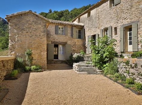 French Cottage Garden, Country Patio, Provence House, Stone Wall Design, French Exterior, Tuscan Design, Cottage Garden Design, Rural House, Exterior Stone