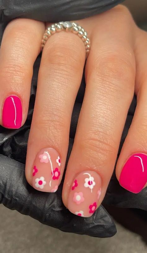 Short Nail Designs Girly, Gel Nail Designs Hot Pink, Shlack Nails Ideas Short Summer, Short Nails Pink Design, Short Pink Nails Ideas, Short Shellac Nails Summer, Short Manicured Nails Gel, Short Nails Flowers, Gel Nail Manicure Ideas