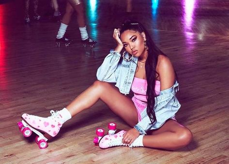 Baby Phat Clothes, Roller Skating Outfits, Retro Roller Skates, Skate Photos, Kimora Lee Simmons, Roller Disco, Roller Skaters, Vintage Photoshoot, Photographie Portrait Inspiration