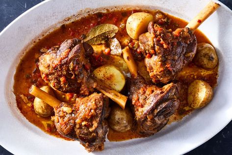 Basque Recipes, Braised Lamb Shanks Recipe, Basque Food, French Dinner, Braised Lamb Shanks, Beef Shank, Braised Lamb, Lamb Shanks, Pantry Essentials