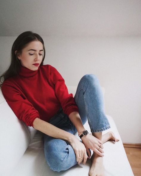 Red Turtle Neck Outfit, Turtleneck Outfit Winter, Red Turtleneck Outfit, Red Lips Outfit, Red Outfit Casual, Red Lipstick Outfit, Red Sweater Outfit, Red Turtleneck Sweater, Turtleneck Outfit