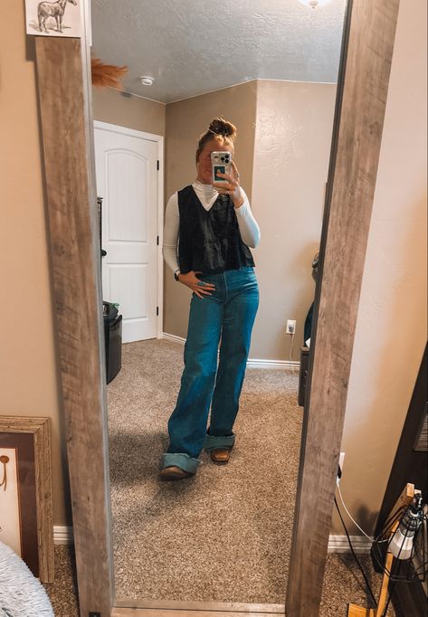 Western Mom Jeans Outfit, Western Outfits Women Casual Simple, Mid Size Western Fashion, Western Church Fits, Cute Outfits With Bootcut Jeans, Livestock Outfits, Cute Fall Jeans, Cowgirl Style Outfits Winter, Stock Show Outfits