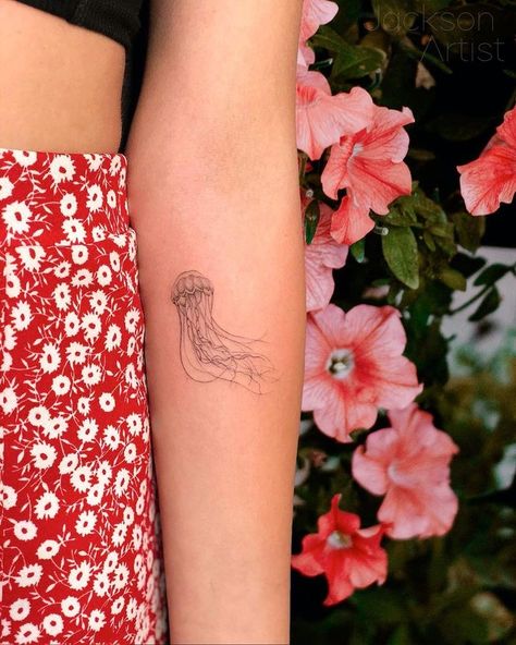 Jellyfish Tattoo Cute, Minimal Jellyfish Tattoo, Jellyfish Neck Tattoo, Minimalistic Jellyfish Tattoo, Tattoo Jellyfish Minimalist, Black Jellyfish Tattoo, Fineline Jellyfish Tattoo, Medusa Minimalist Tattoo, Jellyfish Tattoo Arm