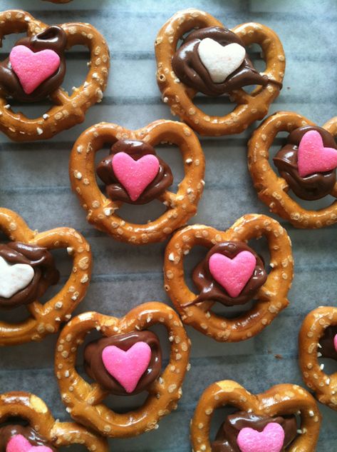 Valentine's Day classroom treats: Chocolate Pretzels at The Paper Piñata Heart Shaped Snacks For Kids, Valentines Baked Goods, Valentine Pretzels, Heart Pretzels, Pretzel Hearts, Heart Treats, Valentine Snacks, Decorated Pretzels, Pretzel Day