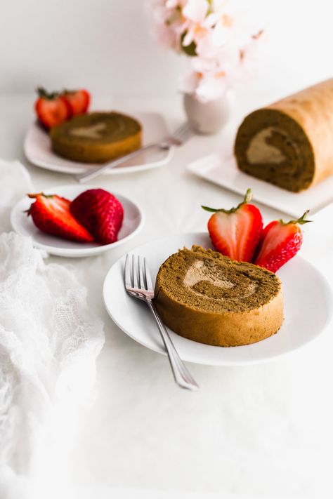 Hojicha Roll Cake Hojicha Cake, Chinese Dessert Recipe, Baking Journal, Cut Strawberries, Wedding Cake Recipe, Food Advertising, Chocolate Chip Recipes, Types Of Cakes, No Cook Desserts