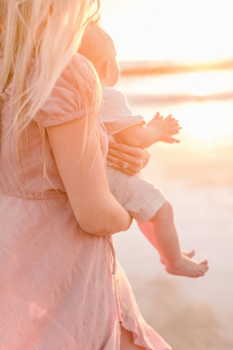 6 Month Beach Photoshoot, Infant Beach Pictures, Mom And Baby Beach Photos, Baby Beach Photoshoot Ideas, Newborn Beach Photography, Beach Baby Photography, Baby On The Beach, Family Beach Pictures Poses, Baby Beach Pictures