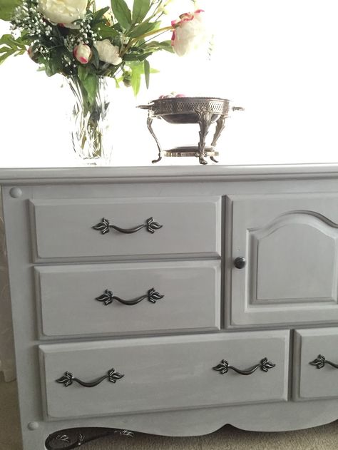 The Style Sisters: Annie Sloan Chalk Paint Tips I learned Restauration Furniture, Chalk Paint Ideas, Paint A Dresser, How To Chalk Paint, Annie Sloan Paris Grey, Round Wall Shelves, Annie Sloan Wax, Chalk Paint Dresser, Closet Makeover Diy