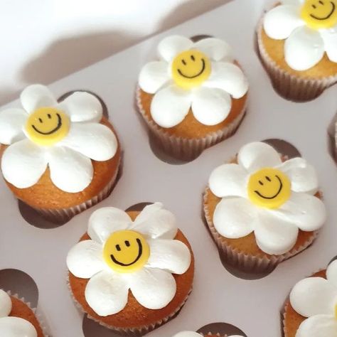 Retro Flower Cupcakes, Smiley Daisy Birthday, Retro Cupcake Ideas, Groovy Theme Cupcakes, Groovy Cupcakes Ideas, Two Groovy Cupcakes, Groovy Cupcakes, 21st Cupcakes, Cute Cupcake Ideas