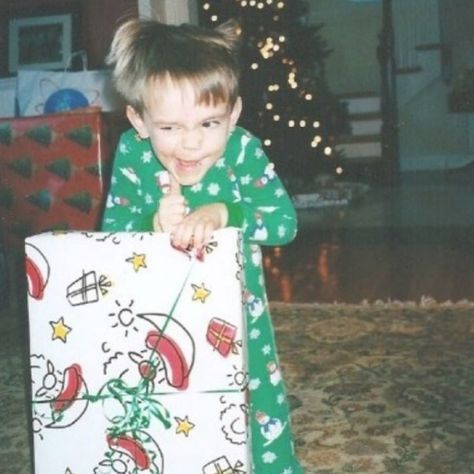 Nothing cooler than an old photo of Jim Carrey opening Christmas presents. Opening Christmas Presents, Young Movie, Zach Galifianakis, Throwback Pictures, Norman Vincent Peale, David Duchovny, Van Damme, Bill Murray, Floyd Mayweather