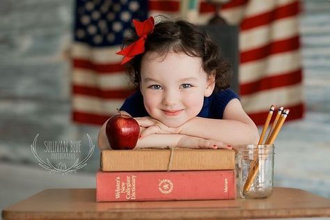 Preschool Photo Ideas, Kindergarten Graduation Pictures, Preschool Photography, Kindergarten Photos, First Day Of School Pictures, Preschool Pictures, Back To School Pictures, Foto Kids, Kind Photo