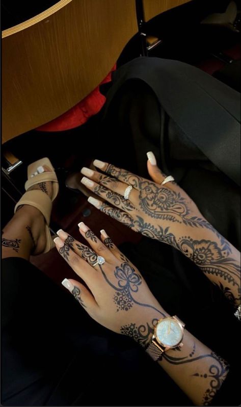 henna Ethiopian Henna Design, Henna With Nails, Somali Henna Designs, Nails With Henna, Somali Henna, Henna Aesthetic, Cute Henna Designs, Cute Henna Tattoos, Henna Style Tattoos