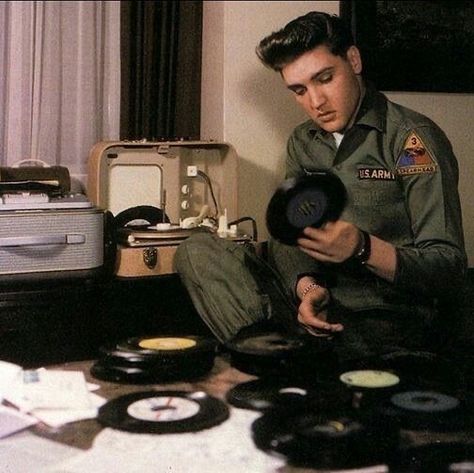 Record Player Aesthetic, Elvis Presley Army, Portable Record Player, Vinyl Record Shop, Vinyl Aesthetic, Army Day, Elvis And Priscilla, Elvis Presley Photos, Rock N’roll