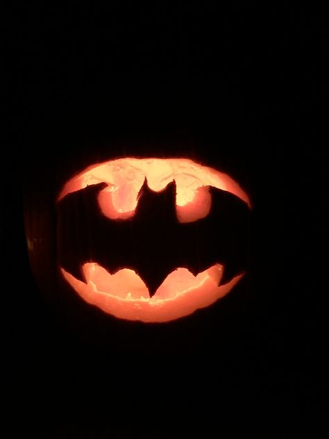 Cool Pumpkin Carvings Easy, Batman Logo Pumpkin Carving, Pumpkin Carving Vampire Easy, Bat Man Pumpkin Carving Ideas, Super Hero Pumpkin Carving Ideas, Pumpkin Carving Ideas Superhero, Negative Space Pumpkin Carving, Dc Pumpkin Carving, Pumpkin Cravings Ideas Easy