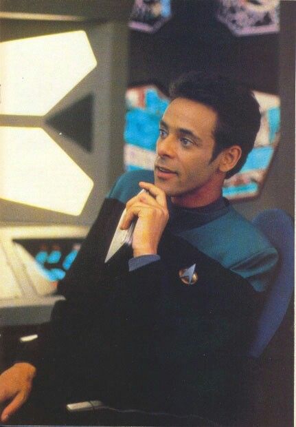 Alexander Siddig as Dr. Julian Bashir in Star Trek Deep Space Nine ❤ Julian Bashir, Alexander Siddig, Fandom Star Trek, Star Trek Deep Space Nine, Deep Space 9, Star Trek Ds9, Star Trek Show, Deep Space Nine, Star Trek Funny