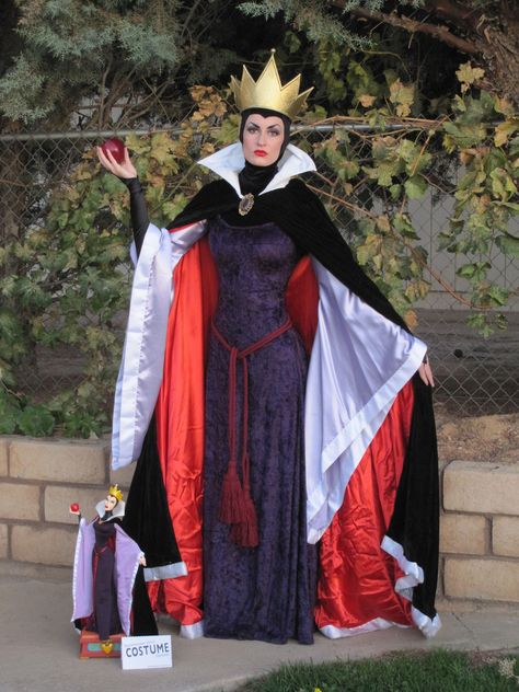 Evil Queen Costume, Halloween Costume Design, Cosplay Disney, Halloweenský Makeup, Sette Nani, Carnaval Costume, Snow White Costume, Villain Costumes, Queen Costume