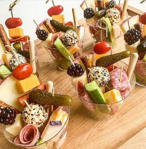 Food Centerpieces Appetizers, Cupcuterie Ideas, Charcuterie Individual Cups, Single Charcuterie Cups, Charcuterie Cup Display, Chacutery Cups, Charcuterie On A Stick, Charcuterie Cups Diy, Easy Charcuterie Cups