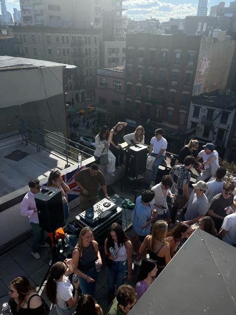 City Flat Aesthetic, Office Party Aesthetic, New York Birthday Aesthetic, Nyc Rooftop Party, New York Rooftop Aesthetic, Rooftop Party Aesthetic, New York Party Aesthetic, Rooftop Bar Aesthetic, Rooftop Party Ideas